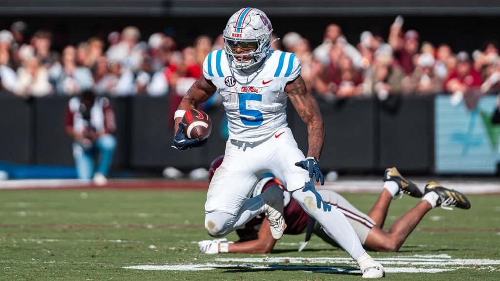 ओले मिस में सनसनी! कीवन लेसी ने FWAA फर्स्ट-टीम ऑल-अमेरिकन बनकर किया बड़ा धमाका!