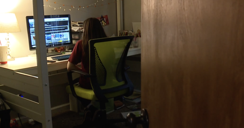 "लूट बॉक्स और लॉटरी: सावधान! कहीं आपका दिया तोहफा उन्हें जुए के दलदल में तो नहीं धकेल रहा?"