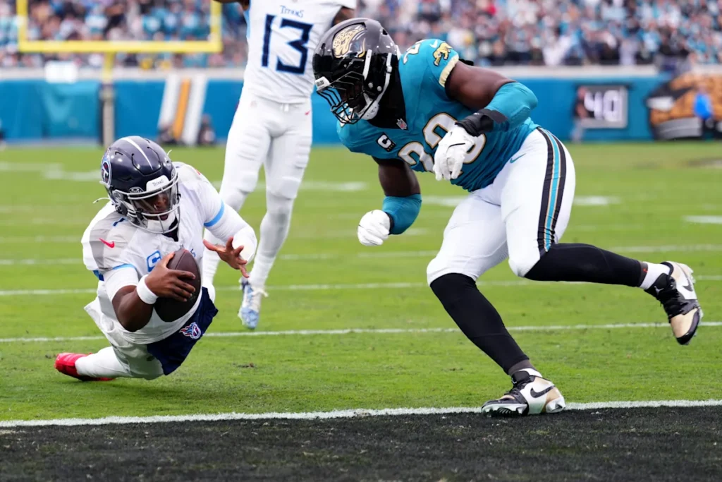 सीजन फिनाले में टाइटन्स की सांसें थमीं! कंधे की चोट के चलते बीच मैदान से बाहर हुए कैम वार्ड।