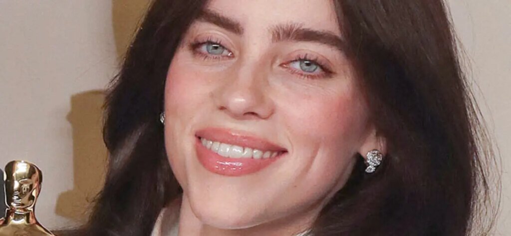 Billie Eilish ne bina bra ke pehna itna ‘gehra’ gala, tasveeron mein dikha kuch aisa jisne macha di sansani!