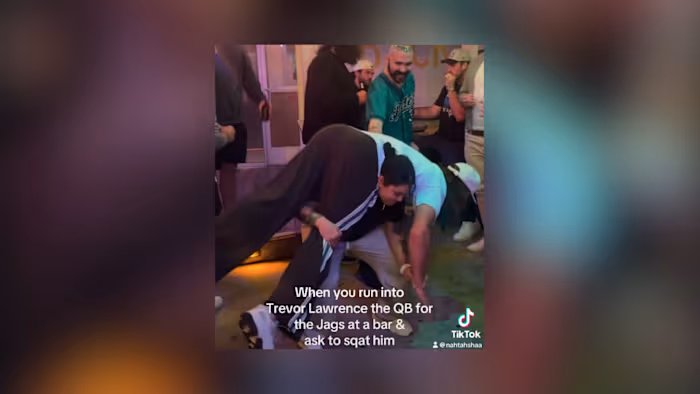 बार में जैगुआर्स फैन ने ट्रेवर लॉरेंस को कंधों पर उठाया, फिर जो हुआ उसे देख इंटरनेट हिल गया!